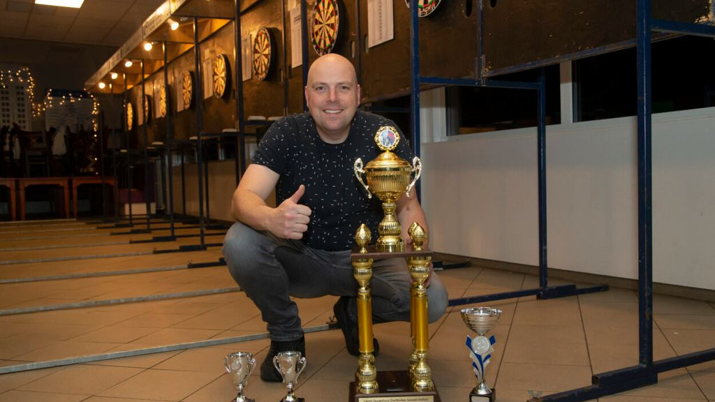 Foto: Peter Vierhuis wint Gerrit Nagelhout Darttoernooi 2022