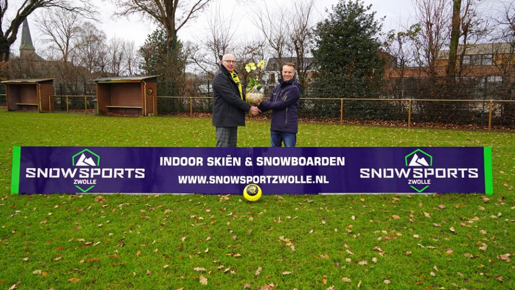 Foto: Snowsports Zwolle nieuwe reclamebordsponsor VSCO’61