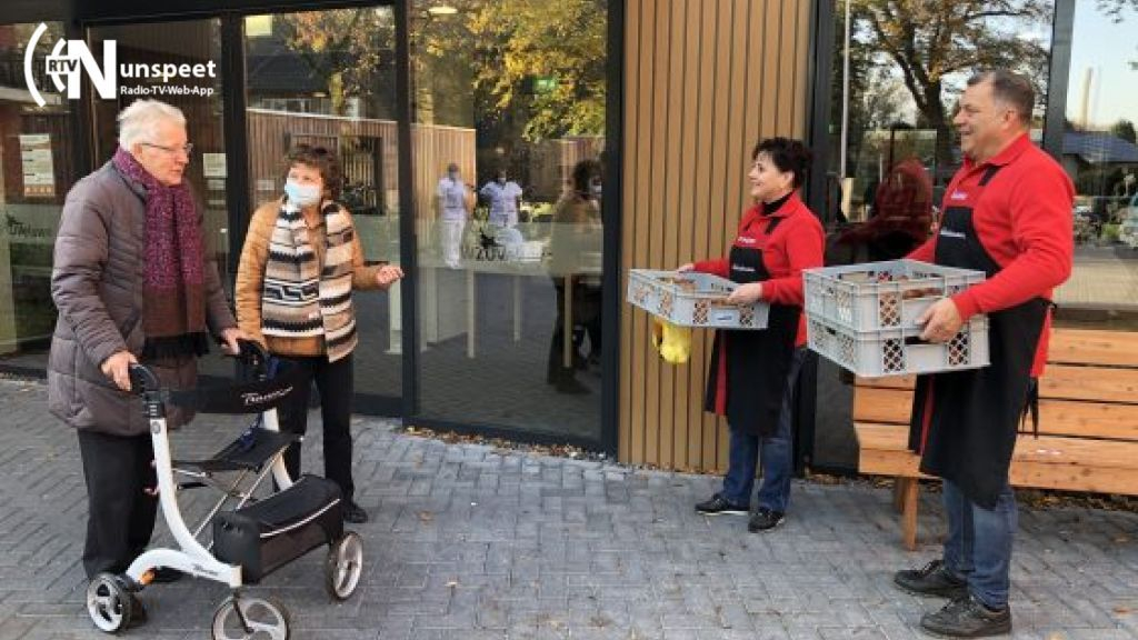 Foto: Klanten van het eerste uur getrakteerd op oliebollen