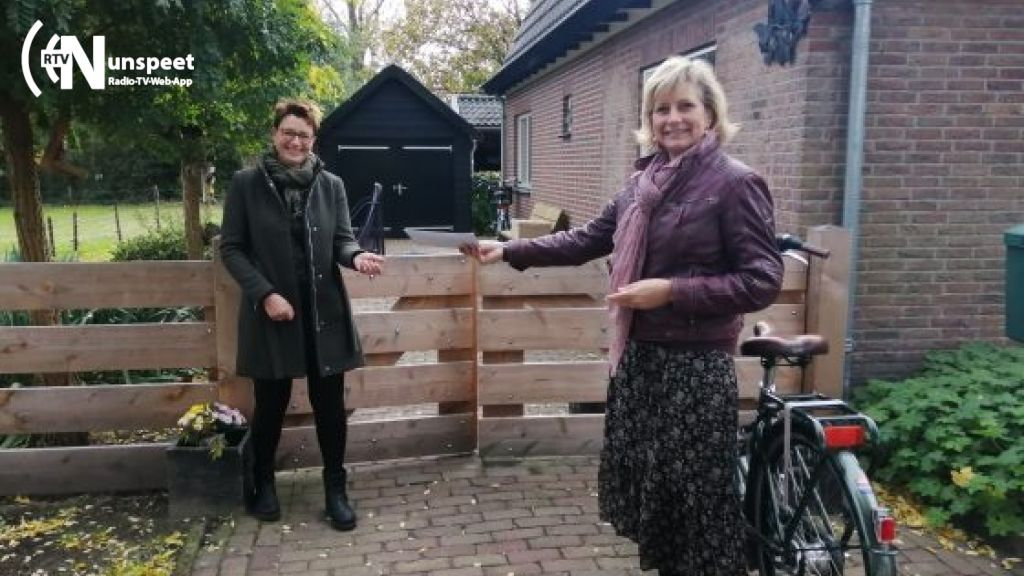 Foto: Wethouder gemeente Epe bedankt pleegouders namens college