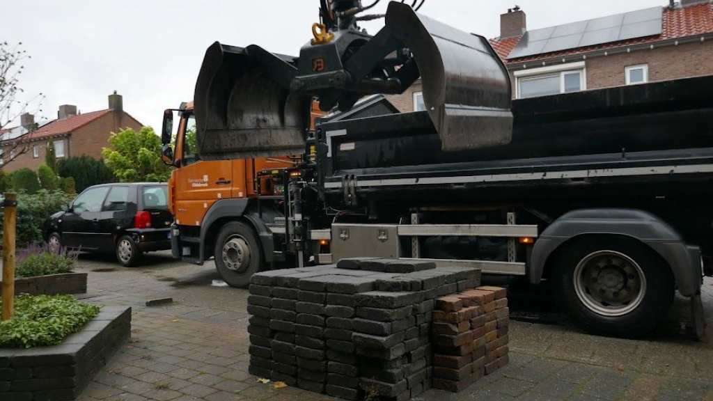 Foto: Tegeltaxi Elburg haalt gratis stenen op