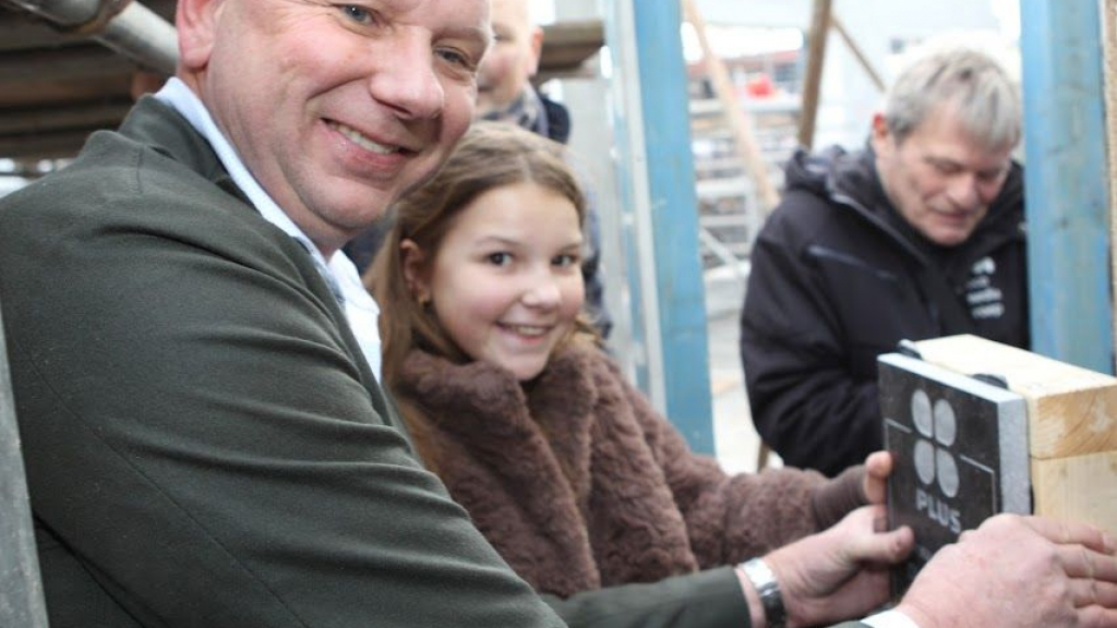 Foto: Eerste steenlegging verbouwing Plus Wezep