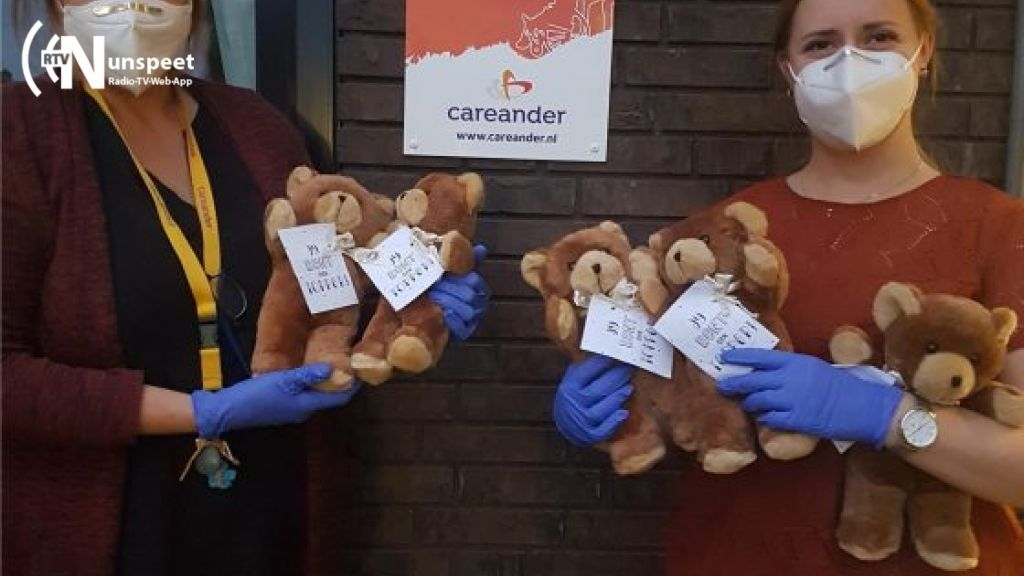 Foto: Cliënten Careander verrast met 17 knuffelbeertjes