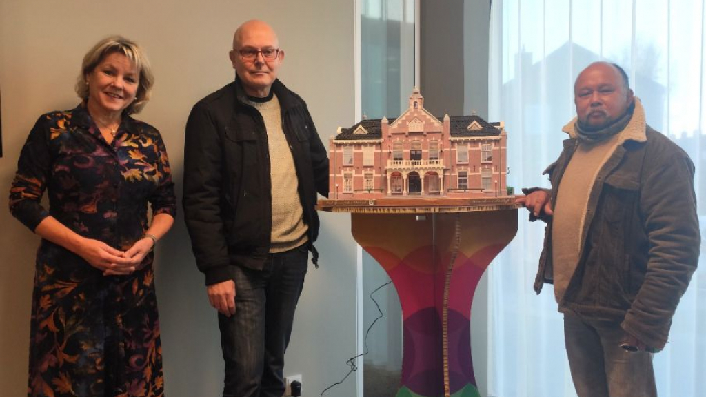Foto: Burgemeester ontvangt maquette ‘Olde Ambtshuus’