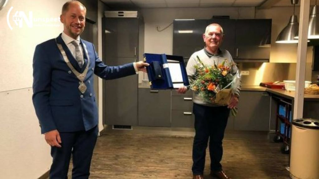 Foto: Gerrit Tichler ontvangt Koninklijke Onderscheiding