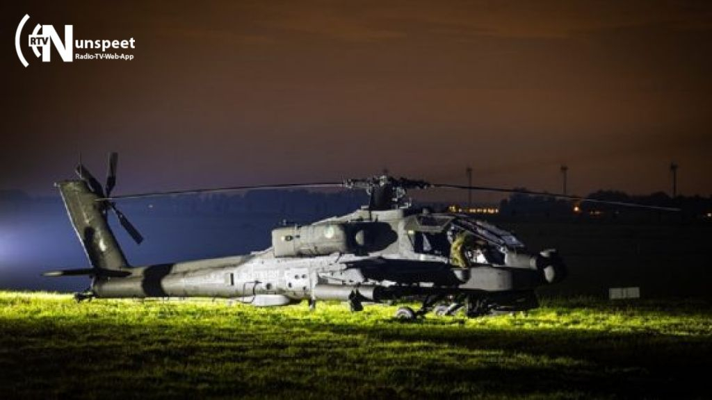 Foto: Apache gevechtshelikopter strandt in weiland, toestel wordt beveiligd