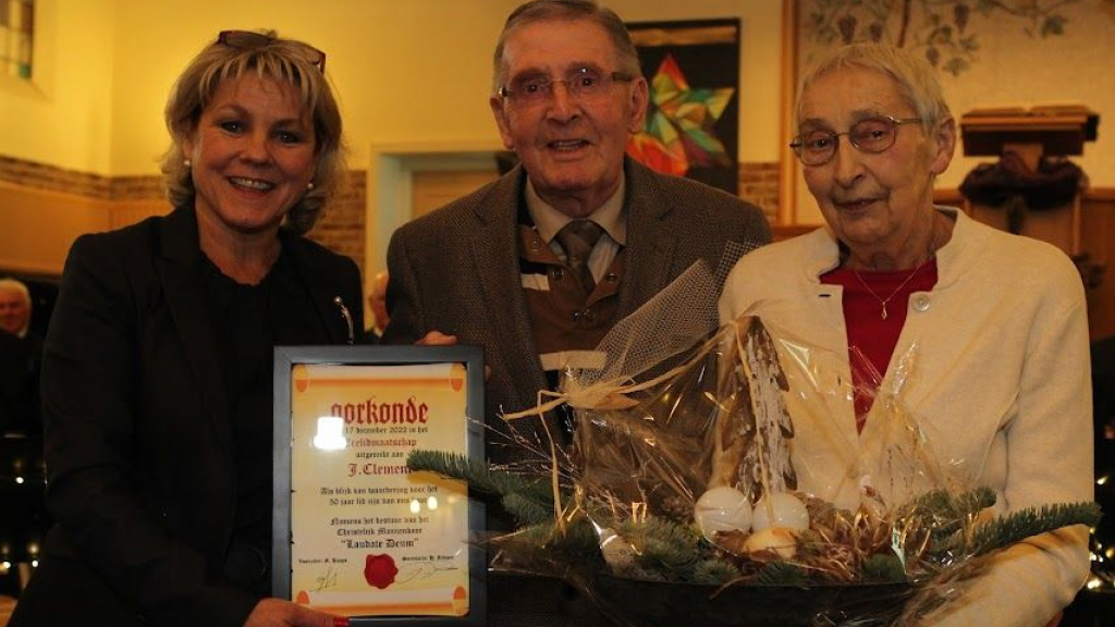 Foto: Erelid na een koorlidmaatschap van 52 jaar!