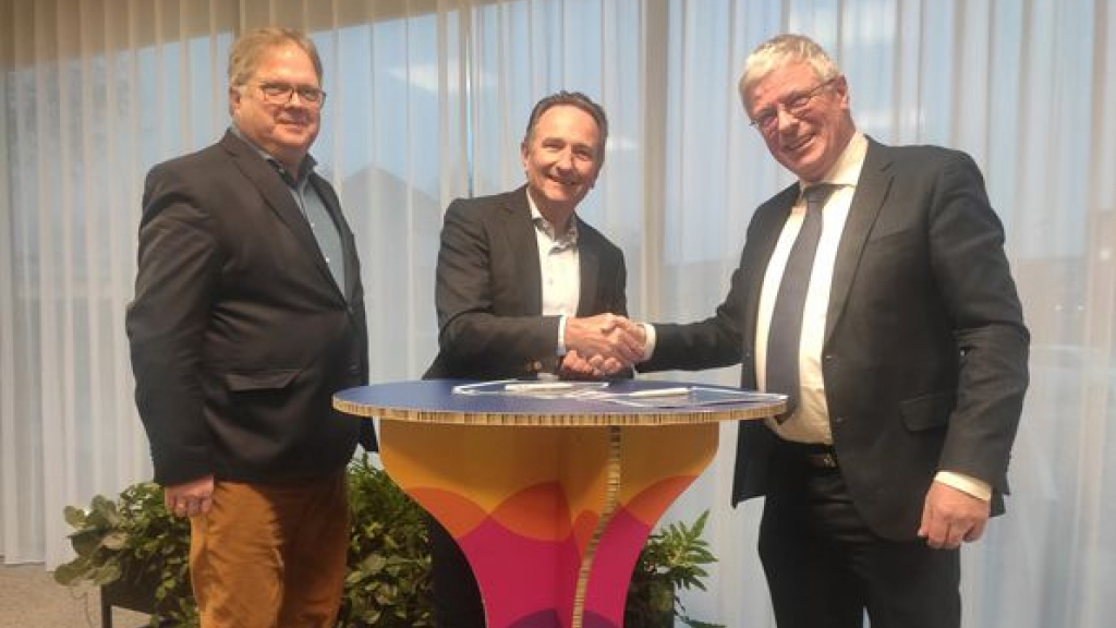 Foto: Ondertekening anterieure overeenkomst recyclinglocatie Oldebroek
