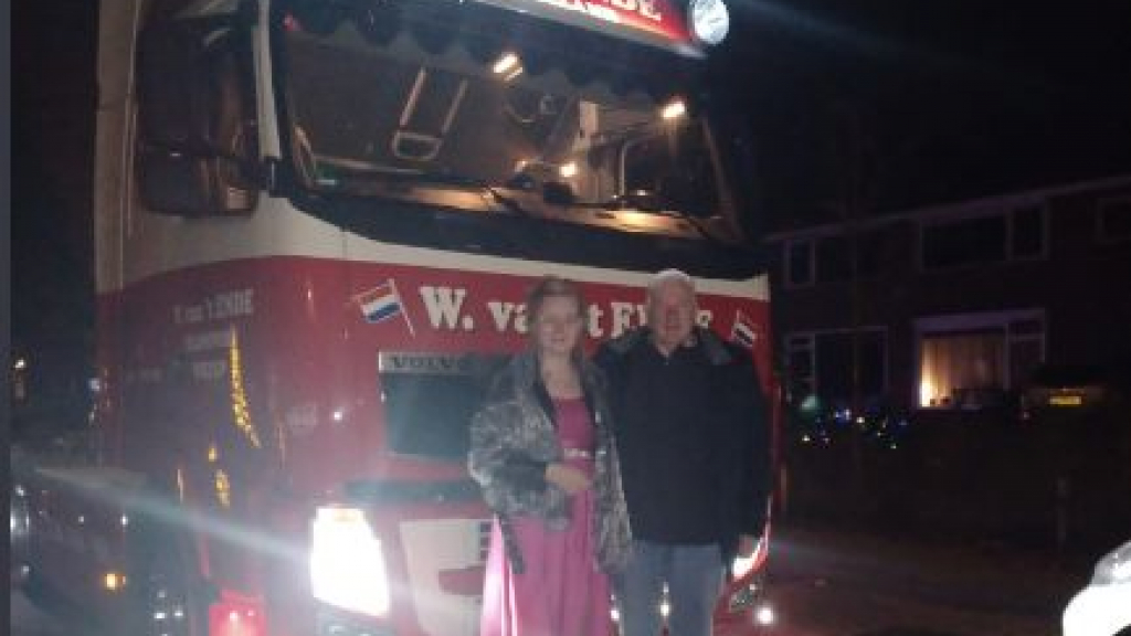 Foto: Nienke gaat in stijl naar het kerstgala