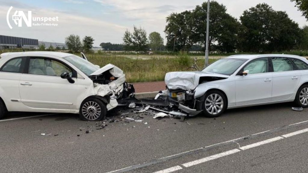 Foto: Twee auto’s total loss na botsing in Harderwijk