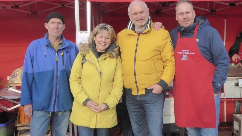 Foto: Oliebollenverkoop voor vrienden van IJsselvliedt en Vila Expertcare