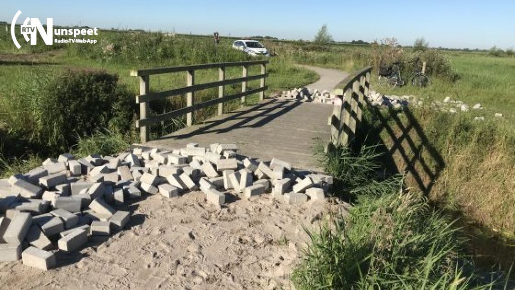 Foto: Bizar vandalisme op fietspad langs Veluwemeer