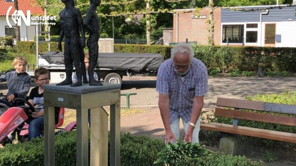 Foto: 75 tulpen gelegd bij oorlogsmonument Hulshorst