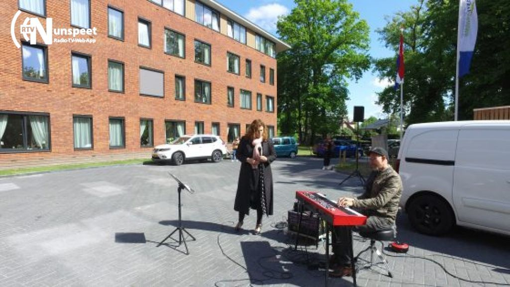 Foto: Gospelzangeres Elise Mannah treedt op voor cliënten en personeel Bunterhoek