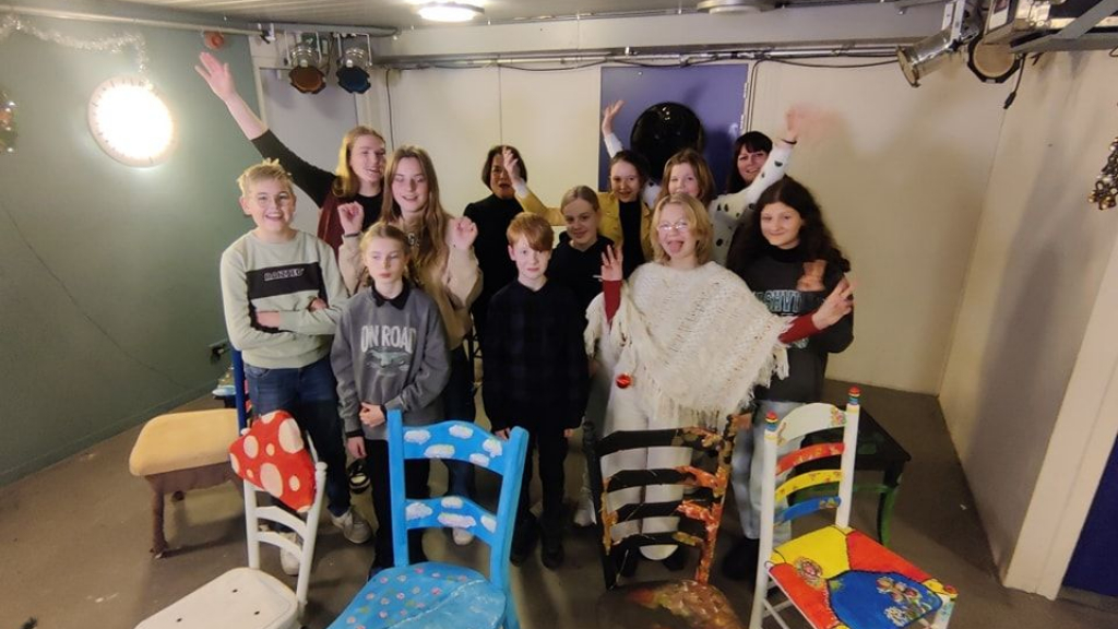 Foto: Stoelen vintage project van de Art Club Oldebroek