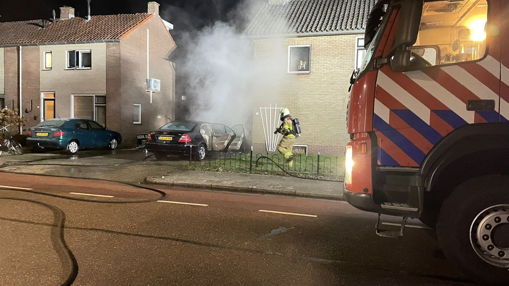 Foto: Politie zoekt getuigen van autobrand
