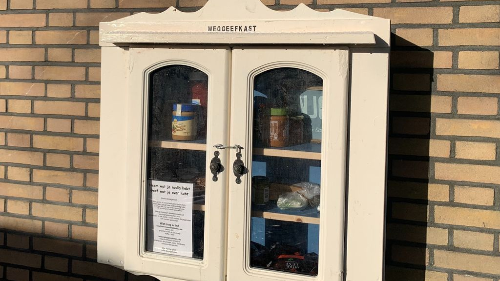 Foto: Het weggeef-kastje hangt weer