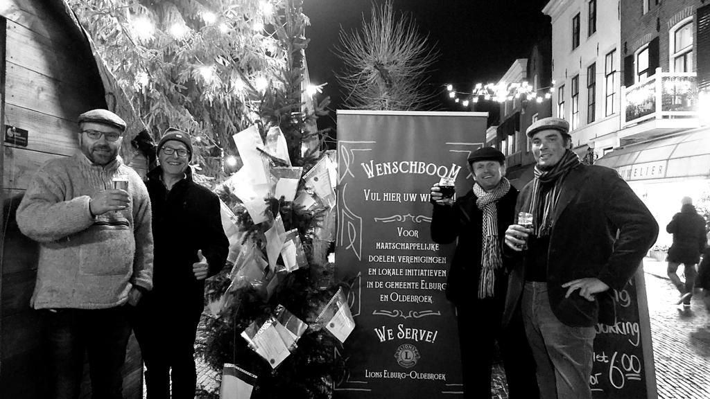 Foto: De Lions Kerstwensboom in Elburg staat er weer