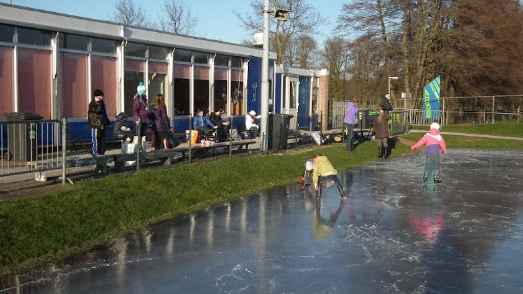 Foto: Ledenkaartverkoop ijsclub Nooit Gedacht uit Oldebroek