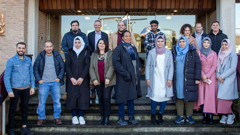 Foto: Elburgse inburgeraars tekenen participatieverklaring