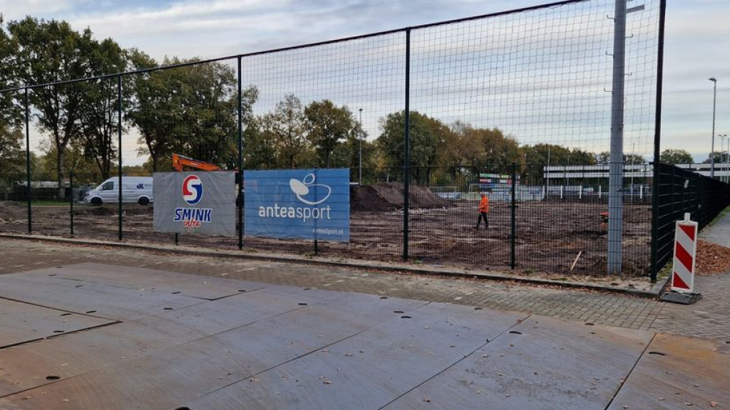 Foto: Aanleg kunstgrasveld op pupillenveld S.V. ’t Harde loopt op planning