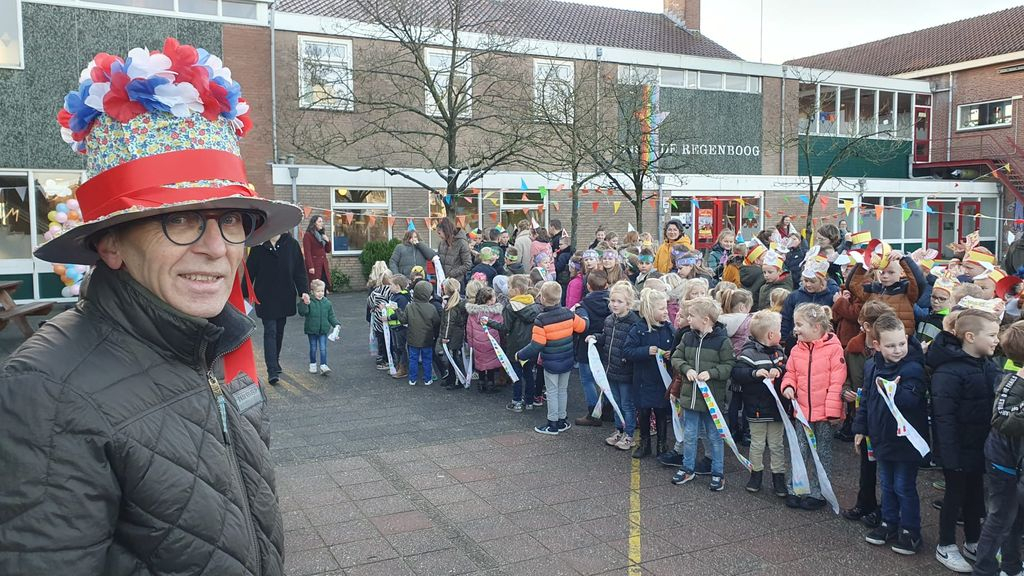 Foto: Na 45 jaar neemt meester Paul Visser afscheid van de Regenboogschool