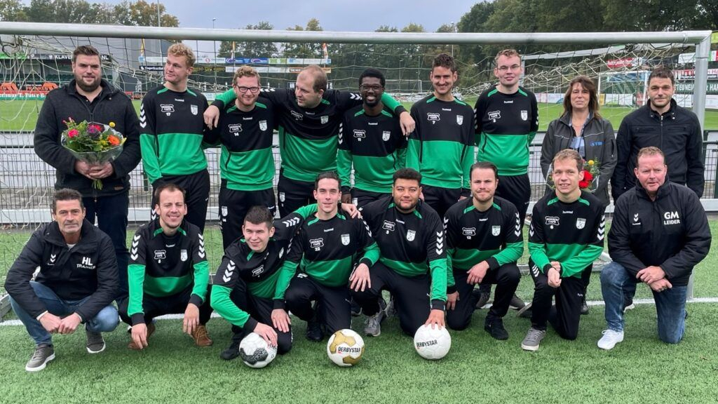 Foto: Nieuwe trainingspakken voor G1 en G2 teams S.V. 't Harde