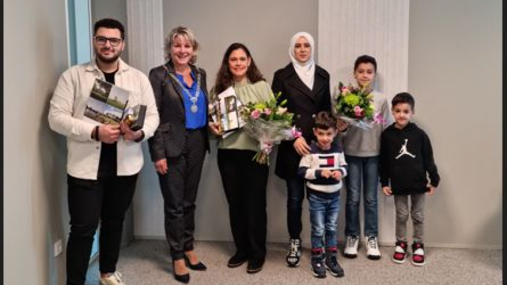 Foto: Burgemeester Tanja Haseloop – Amsing verwelkomt nieuwe Nederlanders