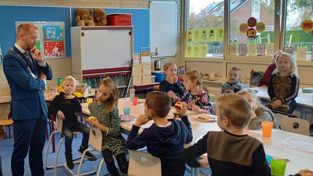 Foto: Leerlingen ontbijten met burgemeester tijdens het Nationaal Schoolontbijt