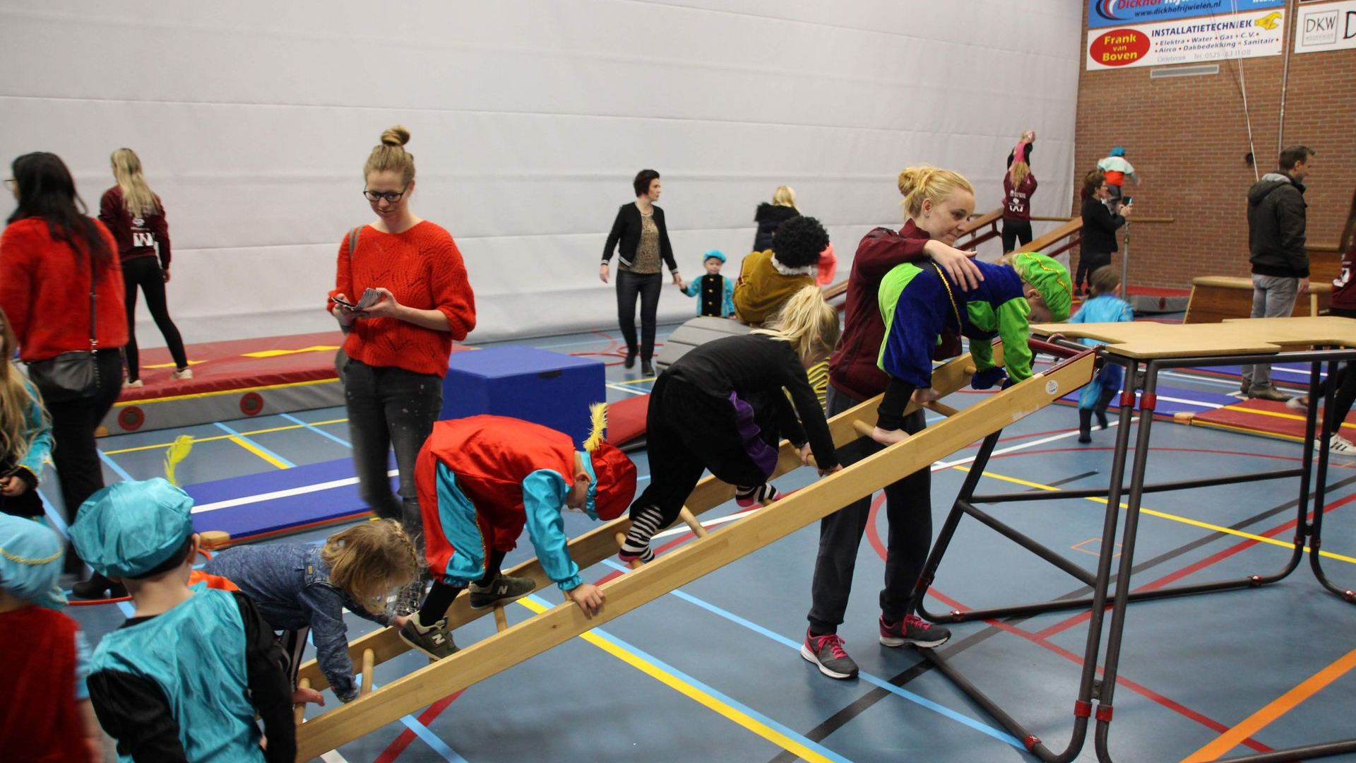Foto: Sinterklaasintocht en pietengym in Oldebroek