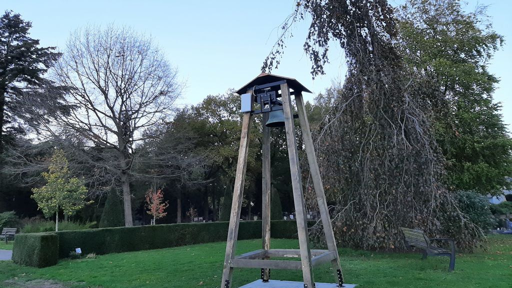 Foto: Klok op de begraafplaats Bovenweg
