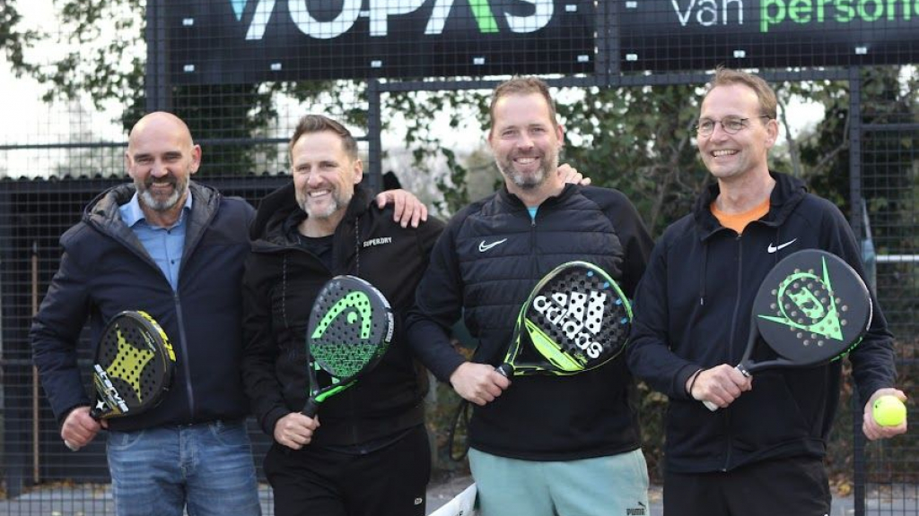 Foto: Feestlijke opening van twee padelbanen bij de tennisvereniging in Wezep