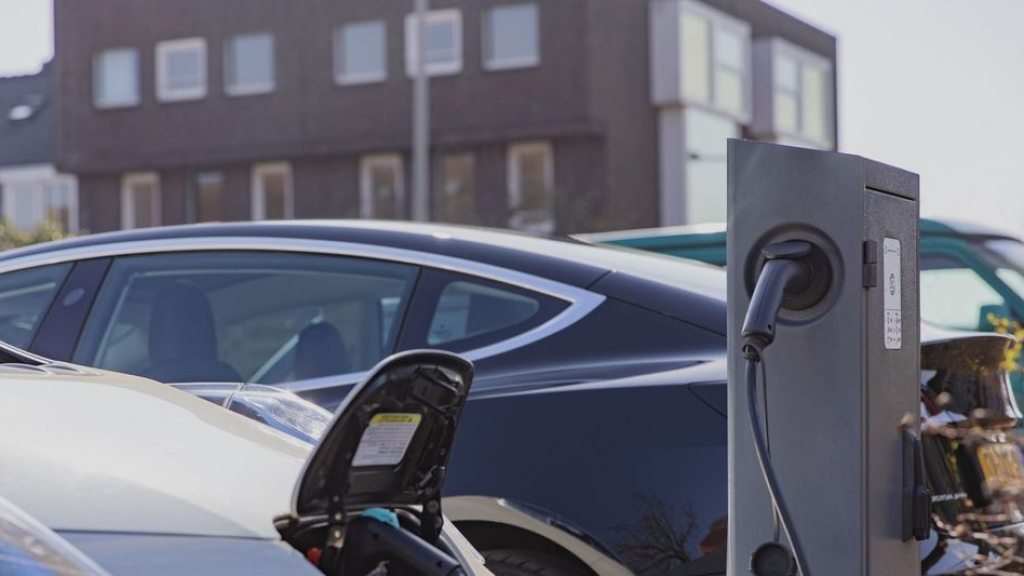 Foto: Verkeersbesluit aanwijzen parkeerplaats(en) ten behoeve van het opladen van elektrische voertuigen gemeente Elburg
