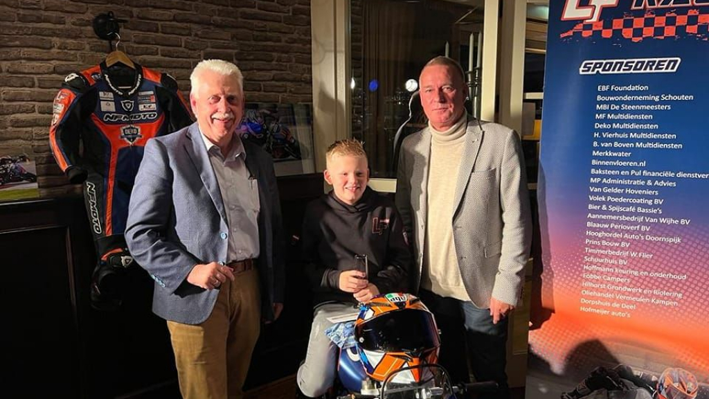 Foto: Levi Flier gehuldigd als Nederlands kampioen mini bikes