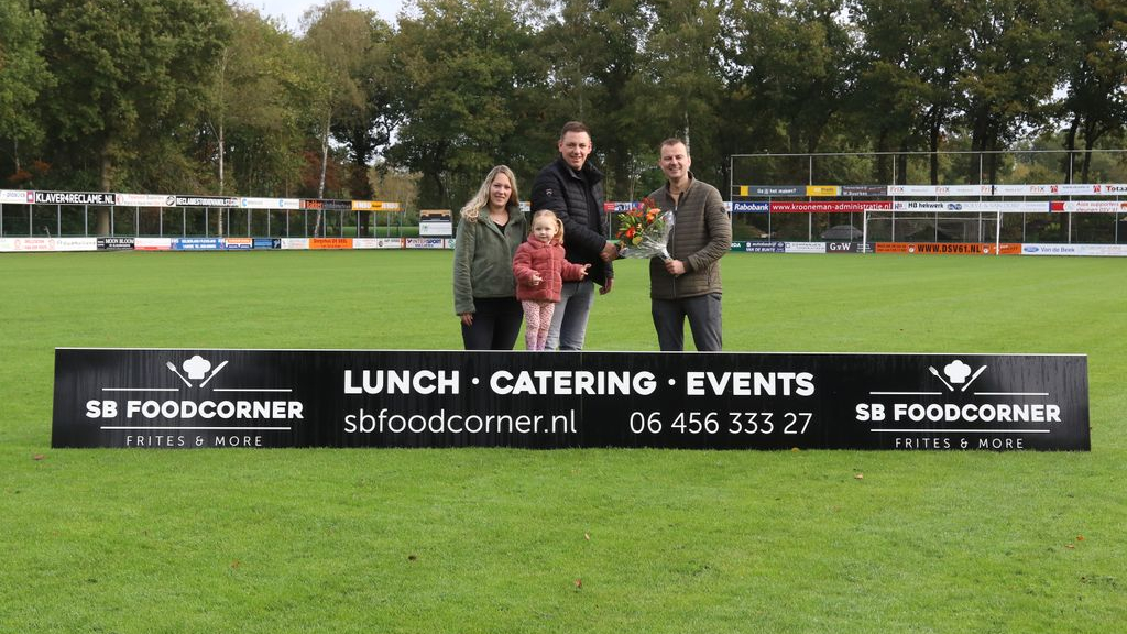 Foto: DSV'61 verwelkomt SB Foodcorner als nieuwe bordsponsor
