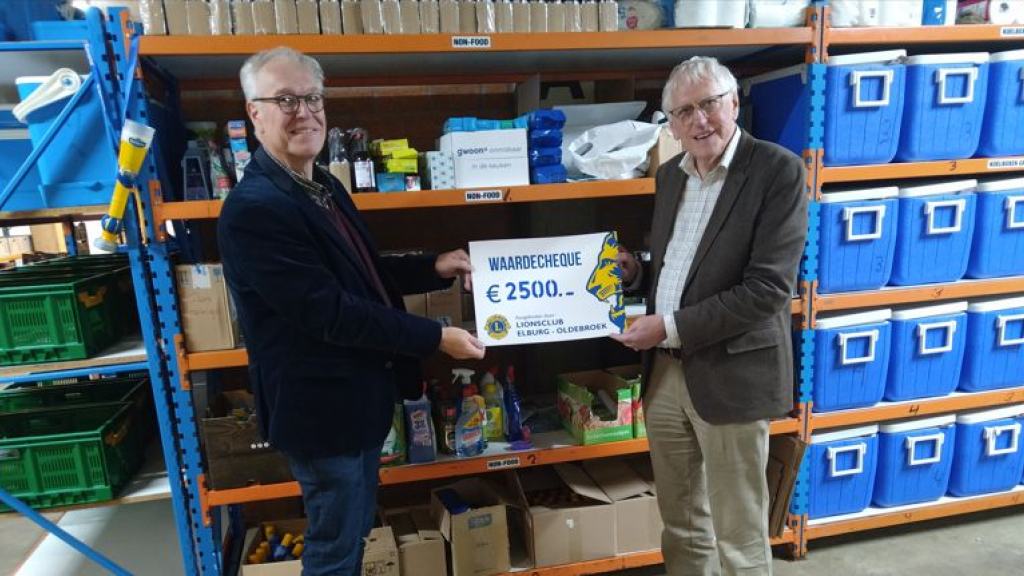 Foto: Lionsclub doneert waardecheque van € 2.500,- aan de Voedselbank Elburg-Oldebroek