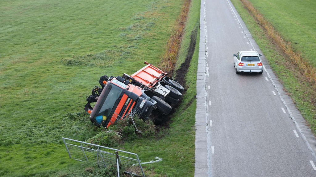 Foto: Vrachtwagen belandt in greppel