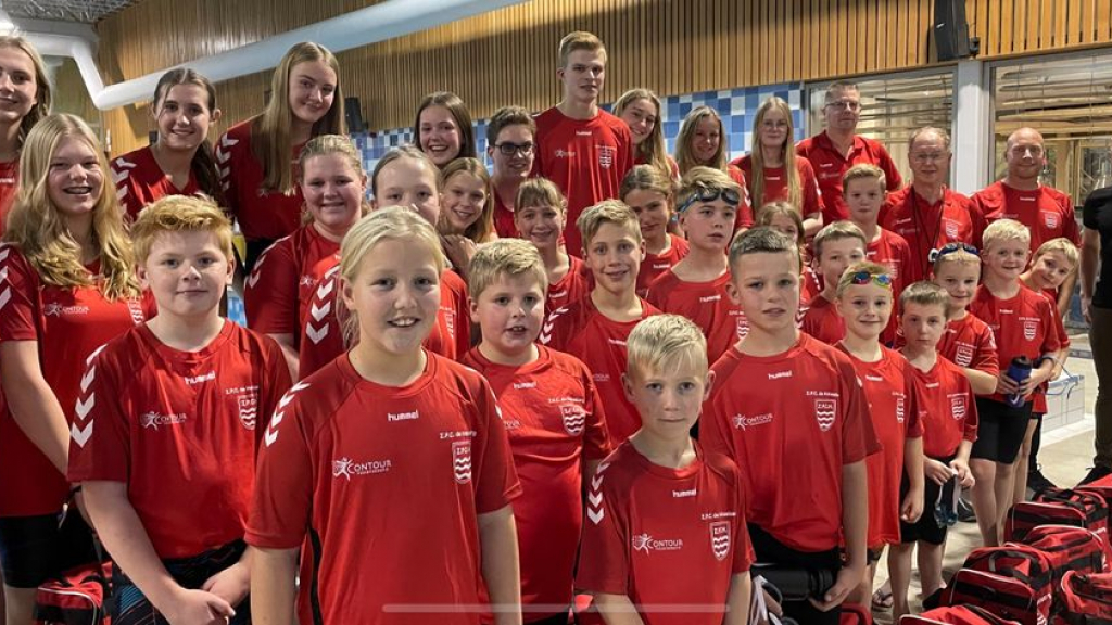 Foto: Nieuwe shirts en tassen voor jeugd van Zwemclub De Hokseberg ’t Harde