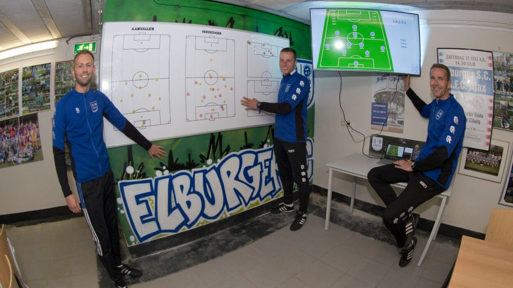 Foto: Supportersvereniging Blauw Wit en Businessclub maken realisatie ‘tactiekwand’ mogelijk