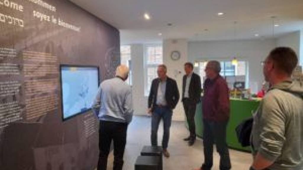 Foto: Wethouder Bertus Jeensma bezoekt Sjoel Elburg