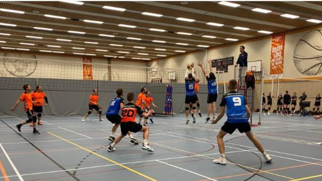 Foto: Heren 1 Blauw Wit neemt eerste horde in de beker
