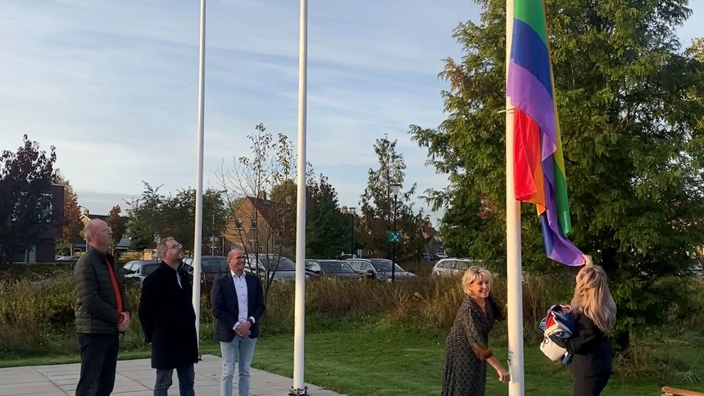Foto: Opnieuw wappert de regenboogvlag tijdens Coming Out Day