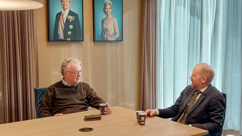 Foto: Burgemeester Jan Nathan Rozendaal en Jean Paul Gebben spreken over opvang vluchtelingen