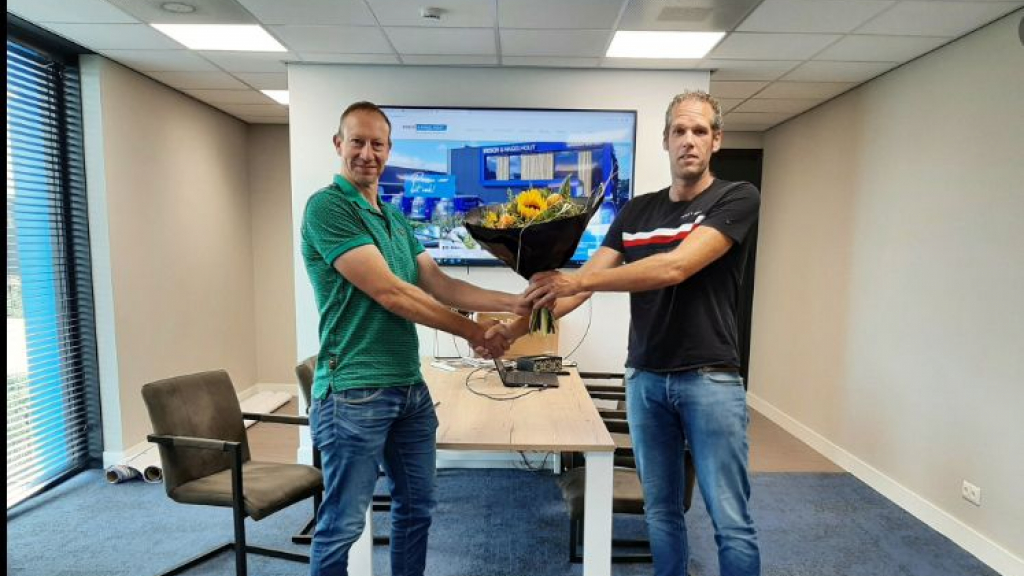 Foto: Jobcoach Erik Ruis bedankt Berry Nagelhout voor bieden werkplek