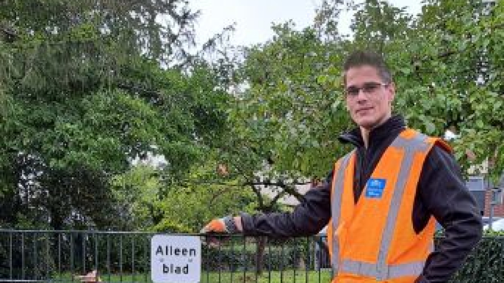 Foto: Medewerker buitendienst in beeld: over bladkorven