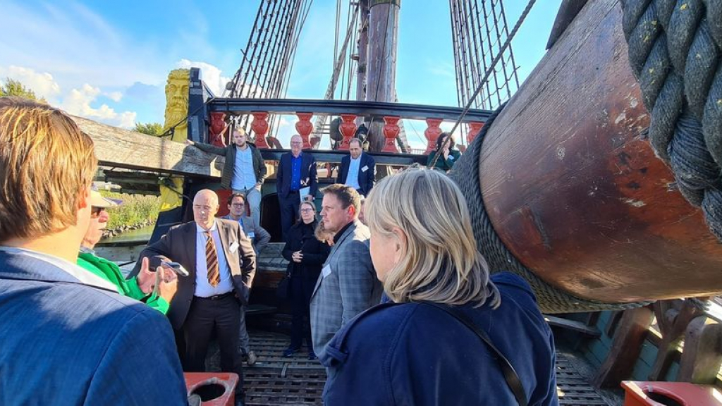 Foto: Burgemeester Jan Nathan Rozendaal trots op de Elburger Bottervloot
