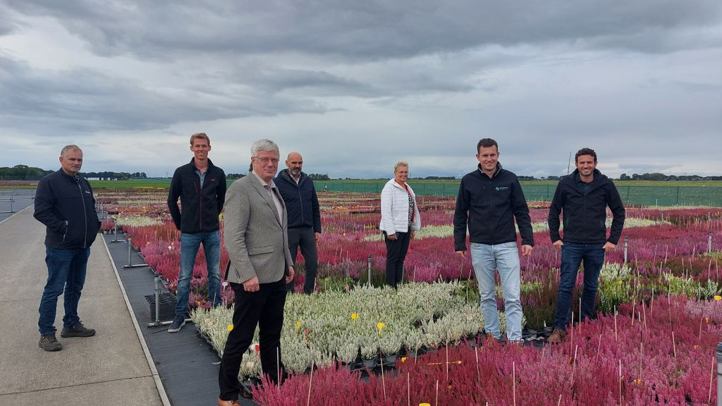 Foto: College van B&W op werkbezoek bij Edens Plants