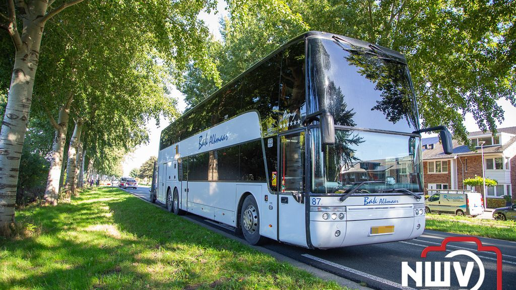 Foto: Aanrijding tussen  touringcar en  wielrenner kruising Flevoweg met de Nieuwstadweg