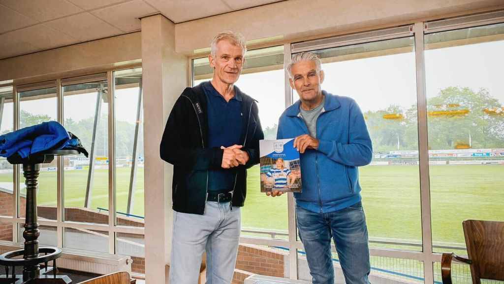 Foto: Uitreiking eerste presentatiegids ESC aan voorzitter Jaap van der Beek