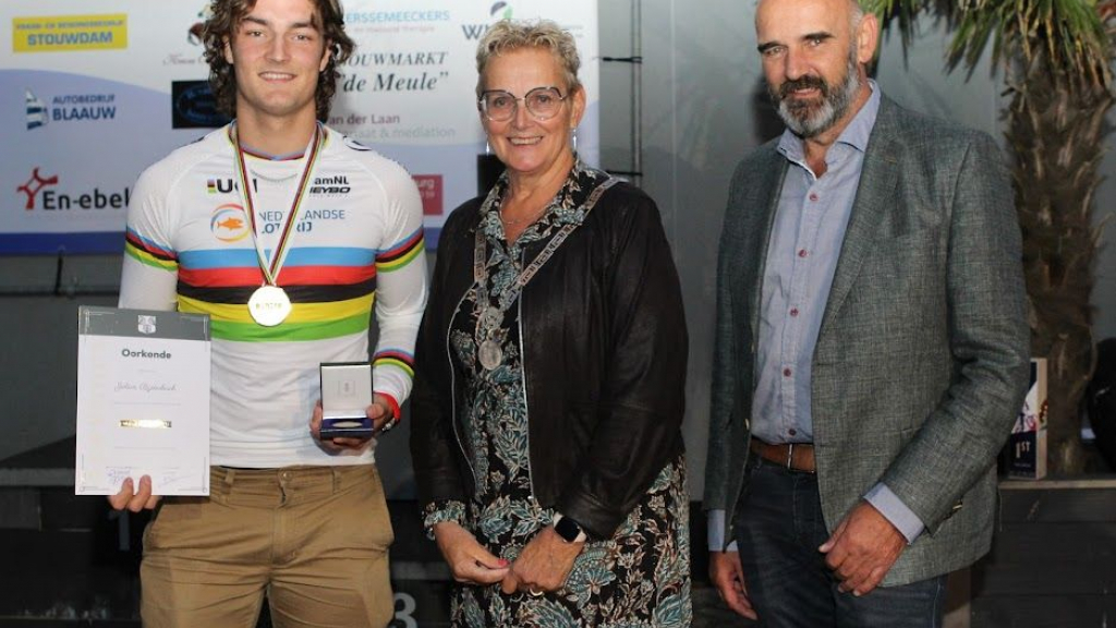 Foto: Gemeentelijke erepenning voor Julian Bijsterbosch